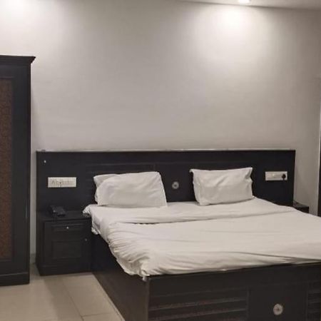 Surya Continental Hotel Lucknow Exterior foto