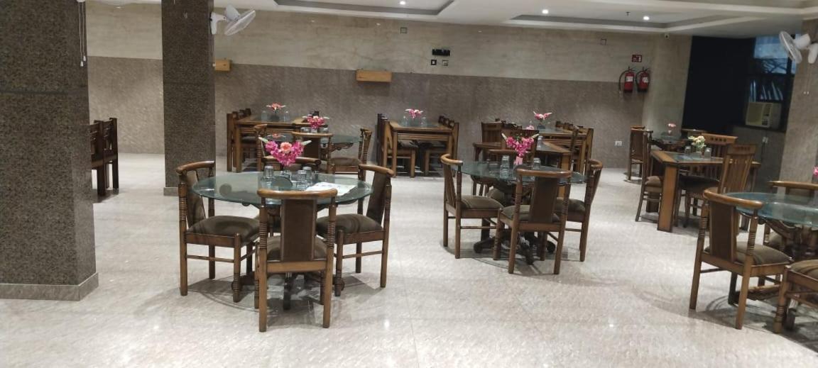 Surya Continental Hotel Lucknow Exterior foto